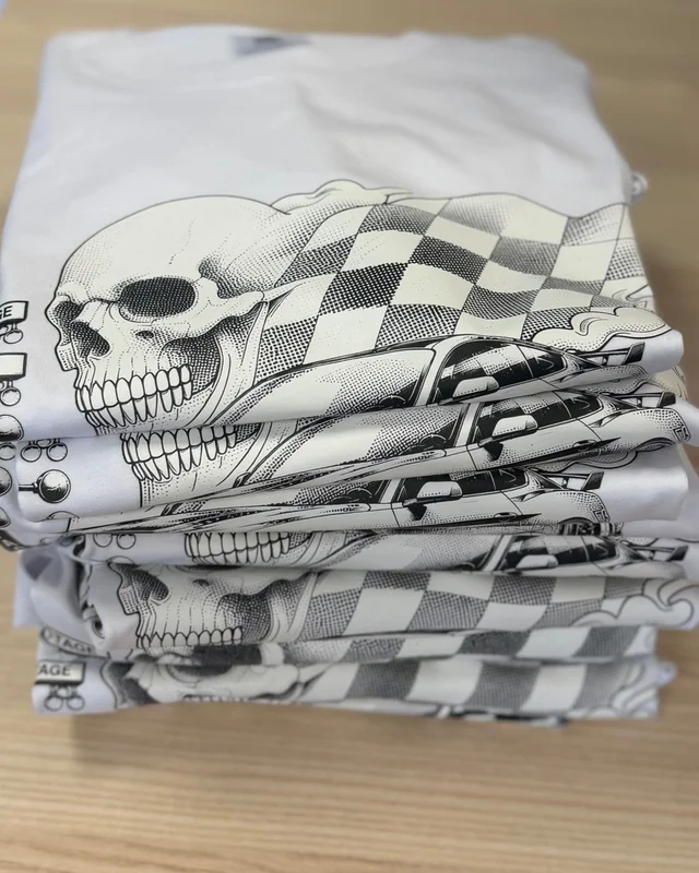 Virn valgeid T-särke, millele on trükitud suur must-valge disain