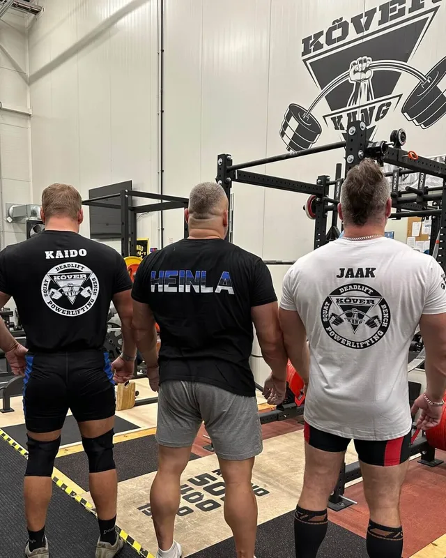 Kolm sportlast seljas ühesuguse trükiga särgid