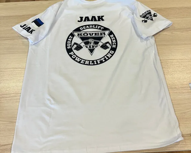 Valge T-särk, mille seljal on suur must trükk